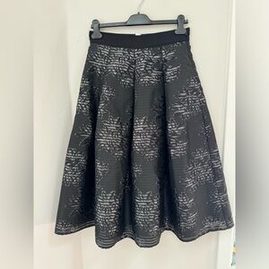 Fun White House/ black market midi skirt with pockets! NWT , Sz 6.